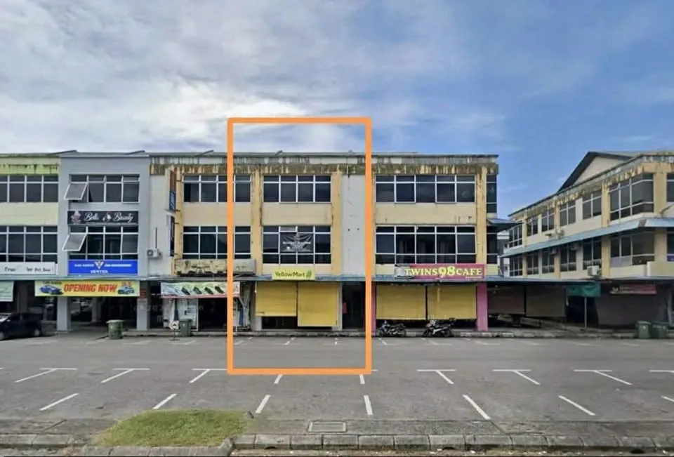 Lee Ling Commercial Centre Shop Lot — For Sale