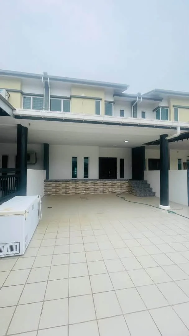Rumah Teres Tengah Dua Tingkat Gempark, Bintulu — Untuk Dijual