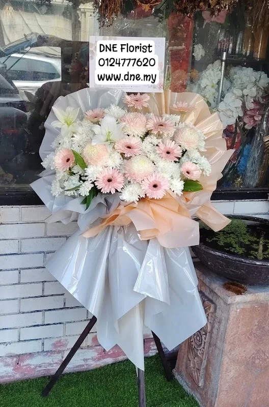 D & E Florist