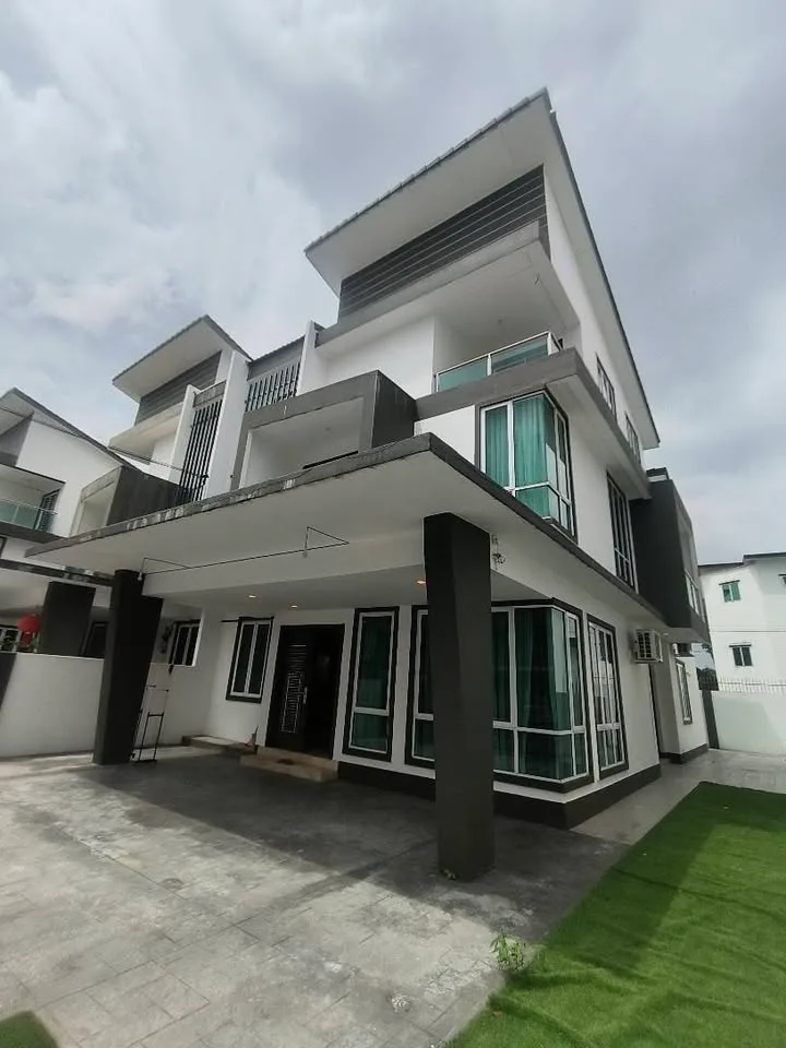 Ipoh Airport Square Renovated 2.5-Storey Semi-D — For Sale
